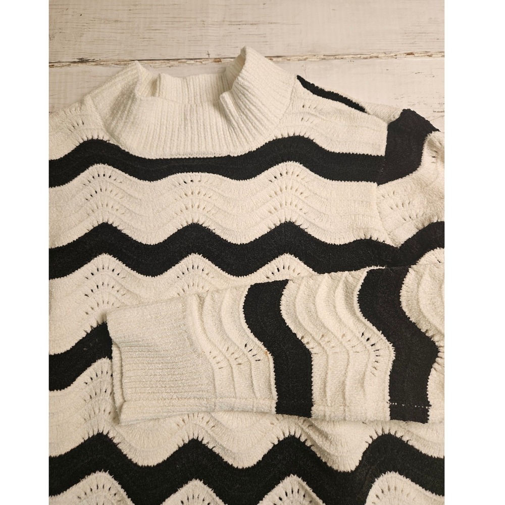 Love Scarlett Womens Black White Chevron Scalloped Hem Sweater Medium Pointelle